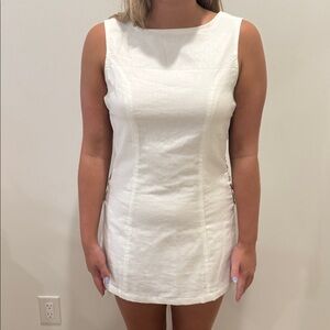 Elegant White Sleeveless Dress